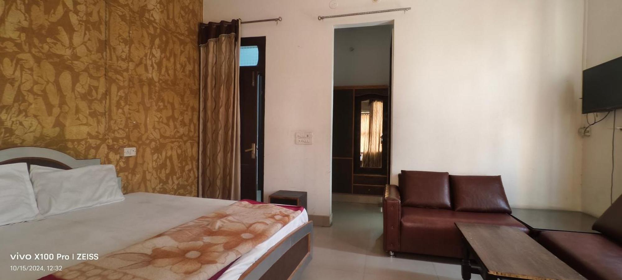 Surya Hotel Sirsa Kültér fotó